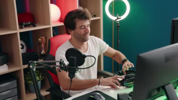 Νεαρός Ισπανός Streamer Που Παίζει Βιντεοπαιχνίδι Χρησιμοποιώντας Υπολογιστή Στο Στούντιο — Αρχείο Βίντεο
