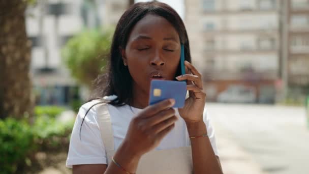 Genç Afro Amerikalı Kadın Akıllı Telefondan Konuşuyor Park Yerinde Kredi — Stok video