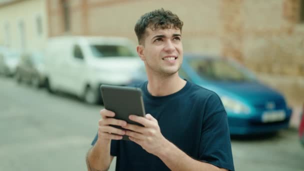 Jonge Spaanse Man Glimlacht Vol Vertrouwen Met Behulp Van Touchpad — Stockvideo