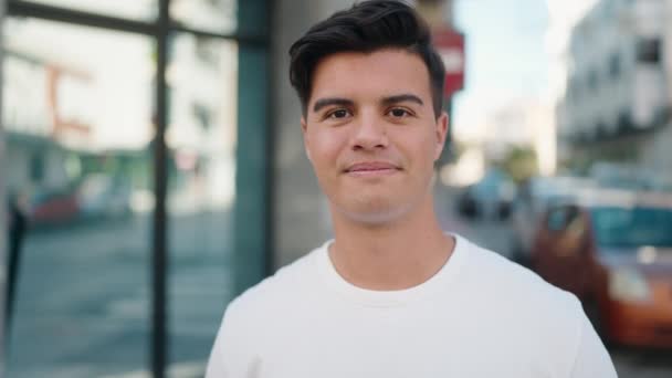Jeune Homme Hispanique Souriant Confiant Debout Dans Rue — Video
