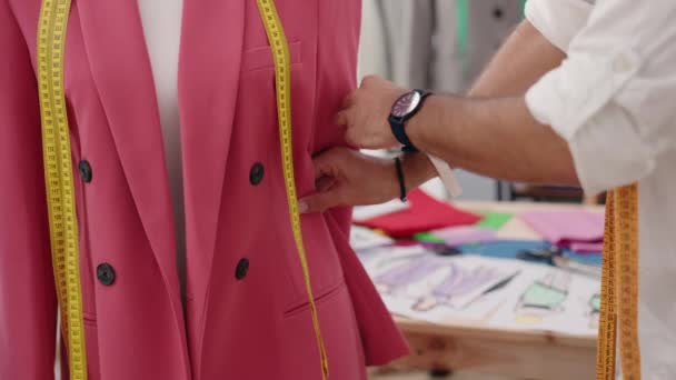服装厂的年轻人裁缝师量身裁衣 — 图库视频影像