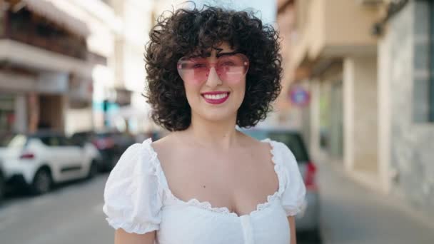 Joven Mujer Oriente Medio Sonriendo Confiado Usando Gafas Sol Corazón — Vídeo de stock