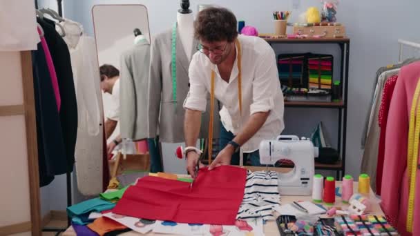 Junger Hispanischer Mann Schneidert Selbstbewusst Lächelndes Schneidetuch Bekleidungsfabrik — Stockvideo