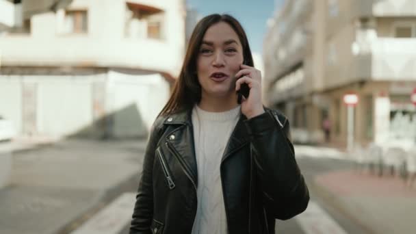 Giovane Donna Ispanica Sorridente Fiducioso Parlando Sullo Smartphone Strada — Video Stock