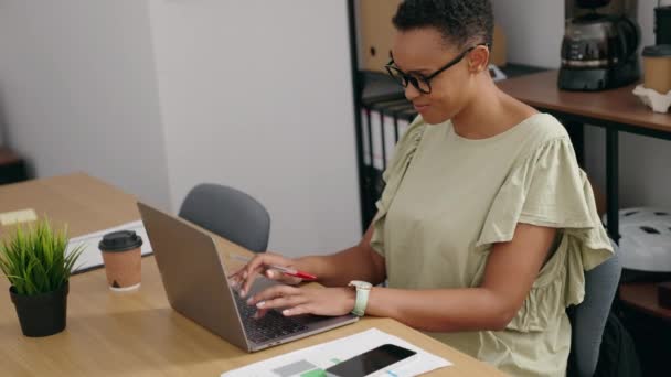 Trabajadora Negocios Afroamericana Usando Laptop Relajada Con Las Manos Cabeza — Vídeos de Stock