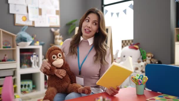 Junge Schöne Hispanische Vorschullehrerin Liest Kindergarten Aus Märchenbuch — Stockvideo