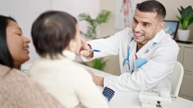 Klinikteki deftere tıbbi danışmanlık yapan çift ve oğul.