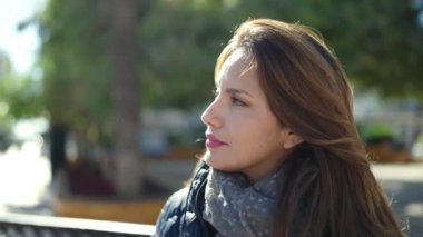 Parkta kendine güvenen güzel, İspanyol bir kadın.