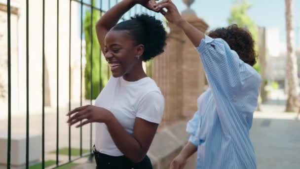 アフリカ系アメリカ人の女性の母親と娘が通りで踊る — ストック動画