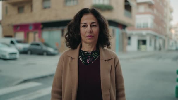 Střední Věk Hispánská Žena Usmívá Sebevědomě Stojí Ulici — Stock video