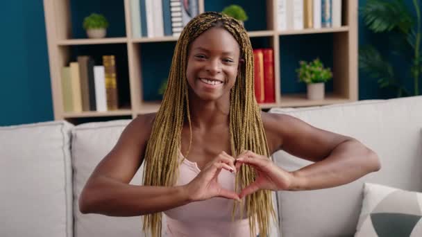 Afroamerikanerin Macht Herzensgeste Mit Händen Die Hause Auf Dem Sofa — Stockvideo