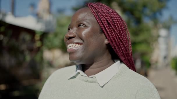 Donna Africana Con Capelli Intrecciati Sorridente Fiducioso Lato Parco — Video Stock