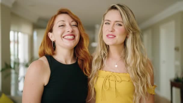 Dwie Kobiety Uśmiechające Się Pewnie Trzymając Klucz Nowego Domu Domu — Wideo stockowe
