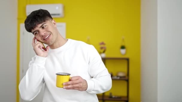 Jovem Hispânico Homem Falando Smartphone Beber Café Casa — Vídeo de Stock