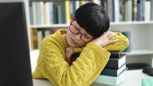 Jovem Chinesa Estudante Inclinado Livros Dormindo Universidade Biblioteca — Vídeo de Stock