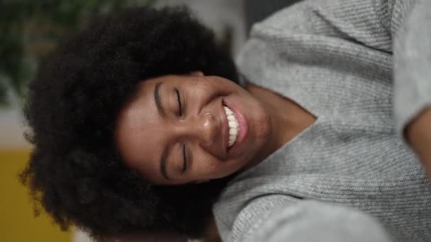 Afro Américaine Femme Ayant Appel Vidéo Assis Sur Canapé Maison — Video