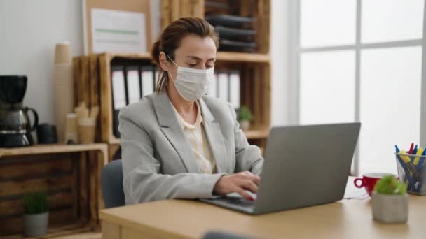 Middle Age Woman Business Worker Wearing Medical Mask Working Office — 图库视频影像