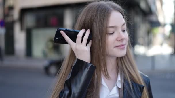 Young Blonde Woman Smiling Confident Listening Audio Message Smartphone Street — Vídeo de stock