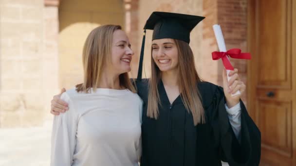 Zwei Mütter Und Ihre Tochter Stehen Gemeinsam Der Campus Universität — Stockvideo