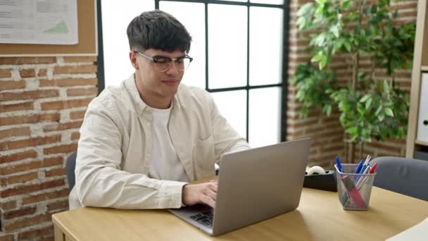 Молодий Іспаномовний Працівник Бізнесу Використовує Ноутбук Працює Офісі — стокове відео