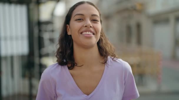 若いアフリカ系アメリカ人女性が自信を持って路上で話す — ストック動画