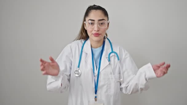 Ung Smuk Spansktalende Kvinde Læge Stående Clueless Isoleret Hvid Baggrund – Stock-video