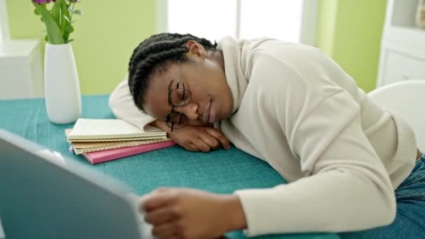 Afroamerykanka Śpi Stole Jadalni — Wideo stockowe