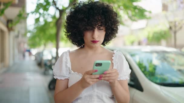 Wanita Muda Dari Timur Tengah Menggunakan Smartphone Jalan — Stok Video