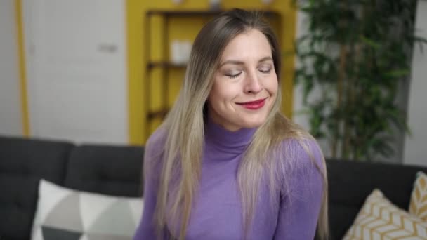 Mladá Blondýna Žena Usměvavá Sebevědomě Sedí Pohovce Doma — Stock video