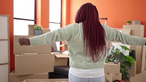 Afrikanerin Mit Geflochtenen Haaren Feiert Neuen Zuhause — Stockvideo