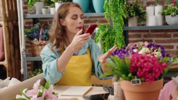 Fiatal Gyönyörű Spanyol Virágárus Mosolygós Magabiztos Amelynek Video Hívás Virágárus — Stock videók