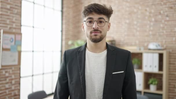 Νεαρός Άραβας Επιχειρηματίας Χαμογελά Αυτοπεποίθηση Στέκεται Χέρια Σταυρωμένα Χειρονομία Στο — Αρχείο Βίντεο