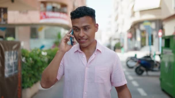 Jeune Homme Latino Souriant Confiant Parlant Sur Smartphone Marchant Dans — Video