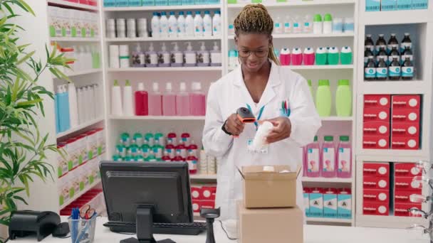 Afrykańska Amerykanka Farmaceutka Skanująca Butelki Tabletek Aptece — Wideo stockowe