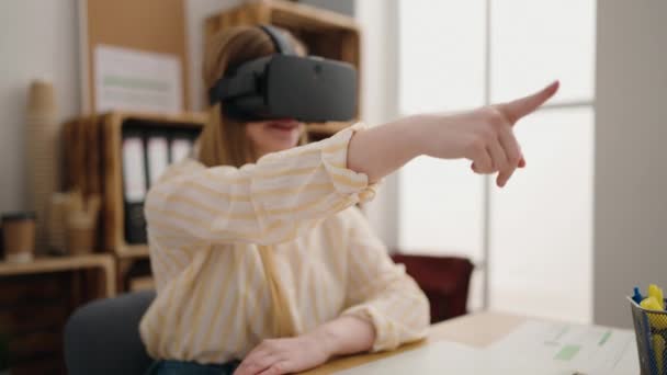 办公室使用虚拟现实眼镜的年轻金发女商人 — 图库视频影像