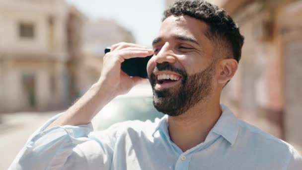 Mladý Arabský Muž Frézování Jistý Poslech Audio Zprávy Smartphonu Ulici — Stock video