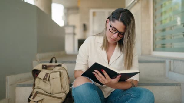 Pemuda Hispanik Wanita Membaca Buku Duduk Tangga Universitas — Stok Video