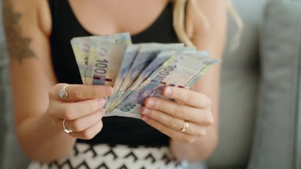 Mujer Joven Contando Sudafrica 100 Billetes Rand Casa — Vídeos de Stock