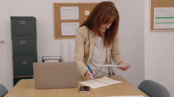 Жінка Середнього Віку Бізнесмен Використовує Документ Читання Ноутбуків Офісі — стокове відео