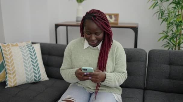 Afrikaanse Vrouw Met Gevlochten Haar Met Behulp Van Smartphone Doet — Stockvideo
