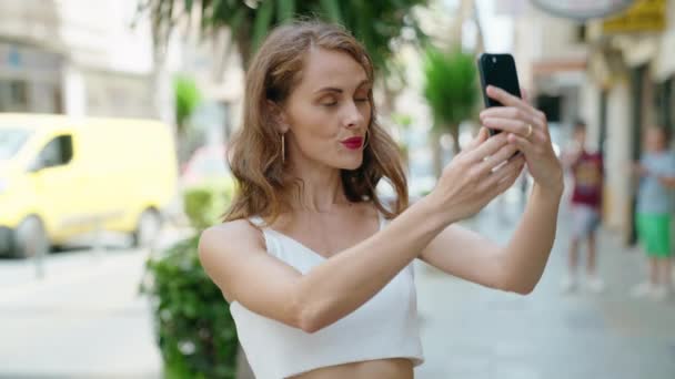 Νέα Όμορφη Ισπανόφωνη Γυναίκα Χαμογελά Αυτοπεποίθηση Κάνοντας Selfie Από Smartphone — Αρχείο Βίντεο