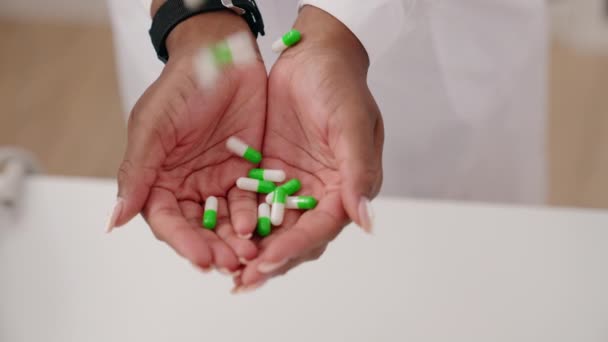 Africano Americano Farmacêutico Mulher Segurando Pílulas Farmácia — Vídeo de Stock