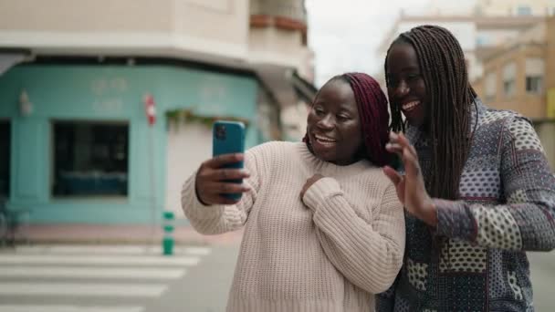 两名非洲裔美国妇女满面笑容 自信地在街上打了电话 — 图库视频影像