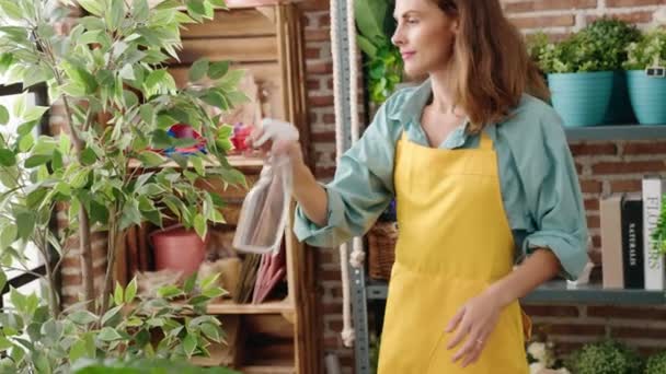 Ung Vacker Latinamerikansk Kvinna Florist Använder Difusser Arbetar Florist — Stockvideo