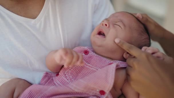 Latynoska Rodzina Uśmiecha Się Pewnie Przytulając Się Ulicy — Wideo stockowe