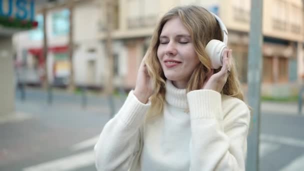 Young Blonde Woman Listening Music Dancing Street — стоковое видео