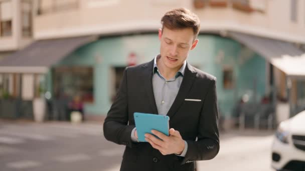 Young Caucasian Man Smiling Confident Using Touchpad Street — Stock video
