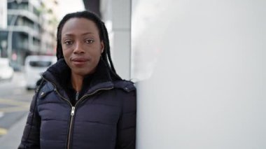 Sokakta kendine güvenen Afrikalı Amerikalı kadın gülümsüyor