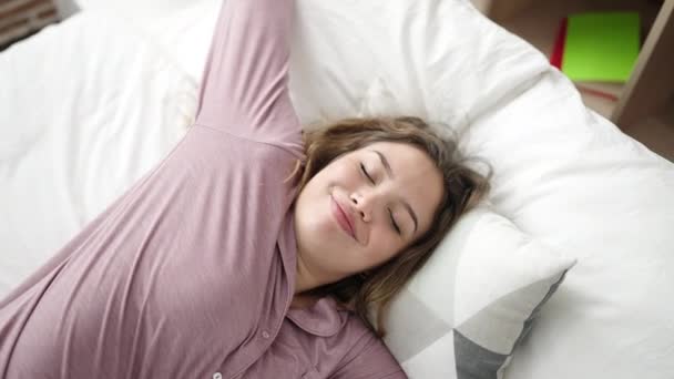 Jeune Belle Femme Hispanique Couchée Sur Lit Dormant Dans Chambre — Video