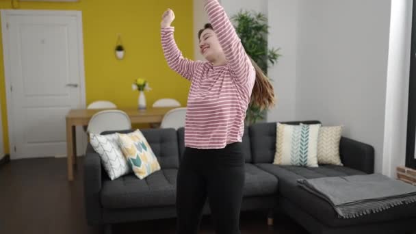Genç Sarışın Kadın Kendinden Emin Bir Şekilde Gülümsüyor Evde Müzik — Stok video